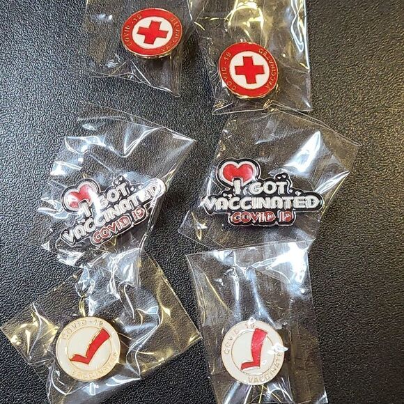 2 sets of 3 - Vaccinated COVID-19 pins - Picture 1 of 4
